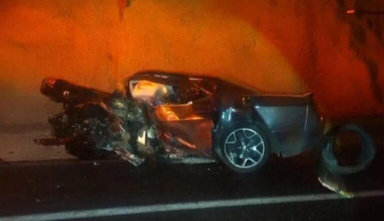 Cuerpos sin vida y carros convertidos chatarra.