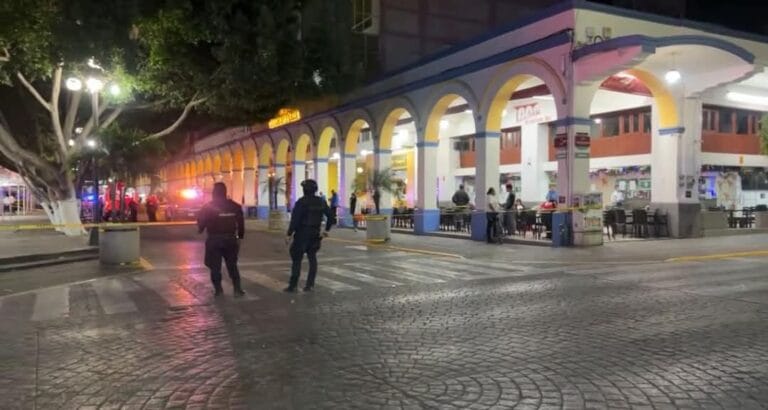 Padre e hijo borrachos balean a vigilantes de bar en Tehuacán, se reportan graves.