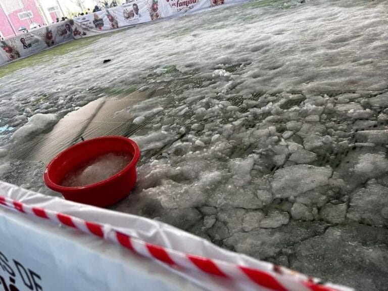 Gran pista de hielo en Cuautlancingo se derrite a unas horas de su inauguración