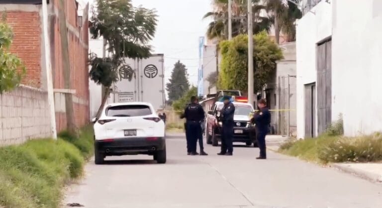 Ladrones roban camioneta de lavado de autos en Cuautlancingo