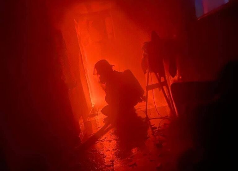 Pirómano prende fuego a su casa con su hija y esposa adentro.