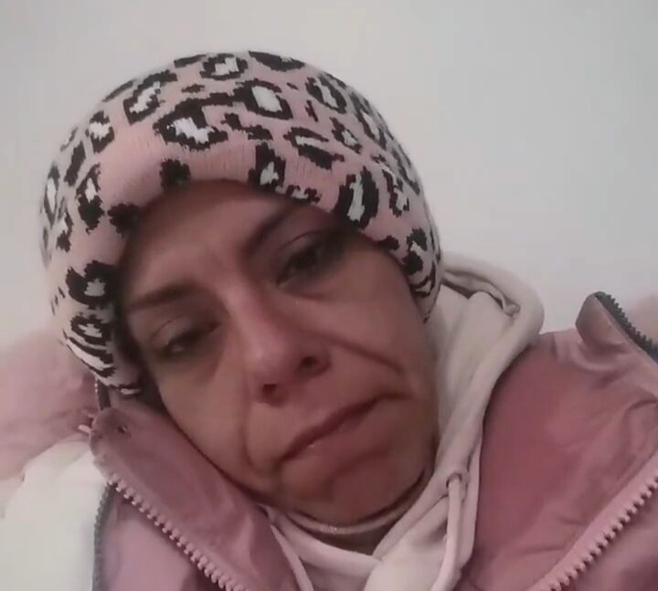 Mujer pasará Navidad frente a Fiscalía, su agresor la dejó en la calle