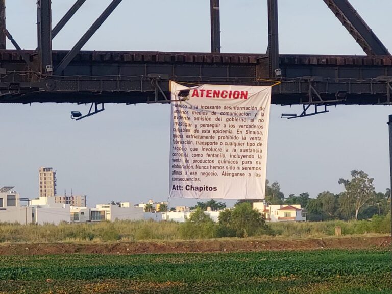 Culiacán cierra el año entre cadáveres y mantas colgadas de puentes.