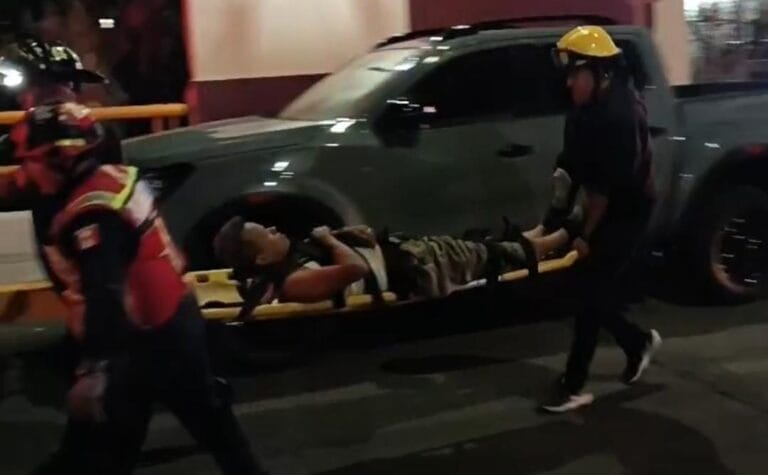 Paga cariñosas con laptops de su hijos y se avienta del puente en Atlixco cuando la esposa lo cacha