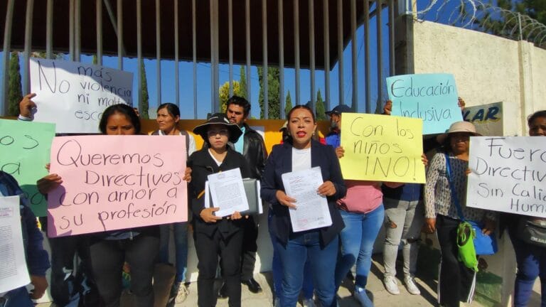 ¡Vieja infame! Directora sangolotea a niño con autismo en el kinder del Cedat de San Andrés Cholula