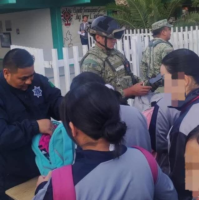 ¡Les cayó la voladora! Marinos hacen operativo en secundaria de Tehuacán