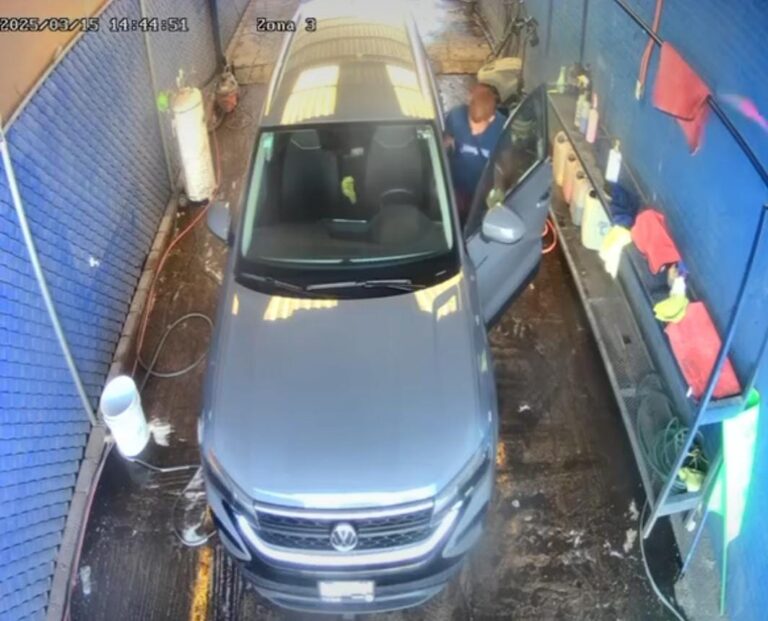 Lavacoches se roba una camioneta en autolavado de Coronango