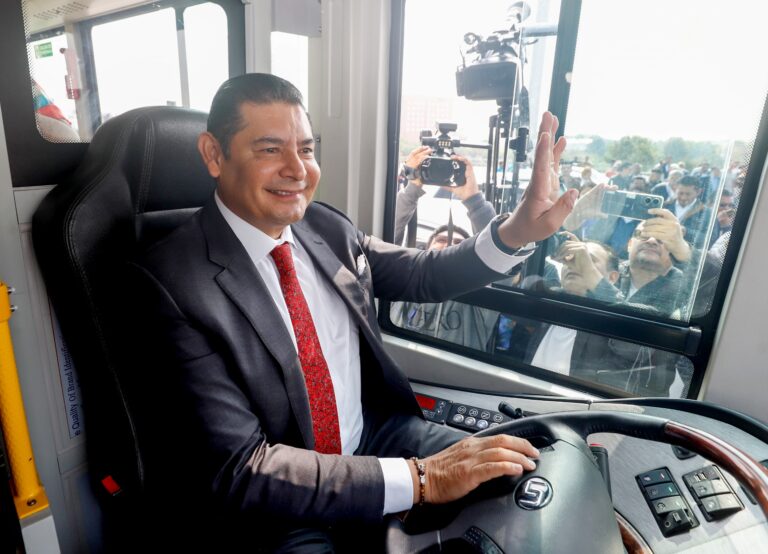 Entrega gobierno de puebla los primeros 10 taxis eléctricos.