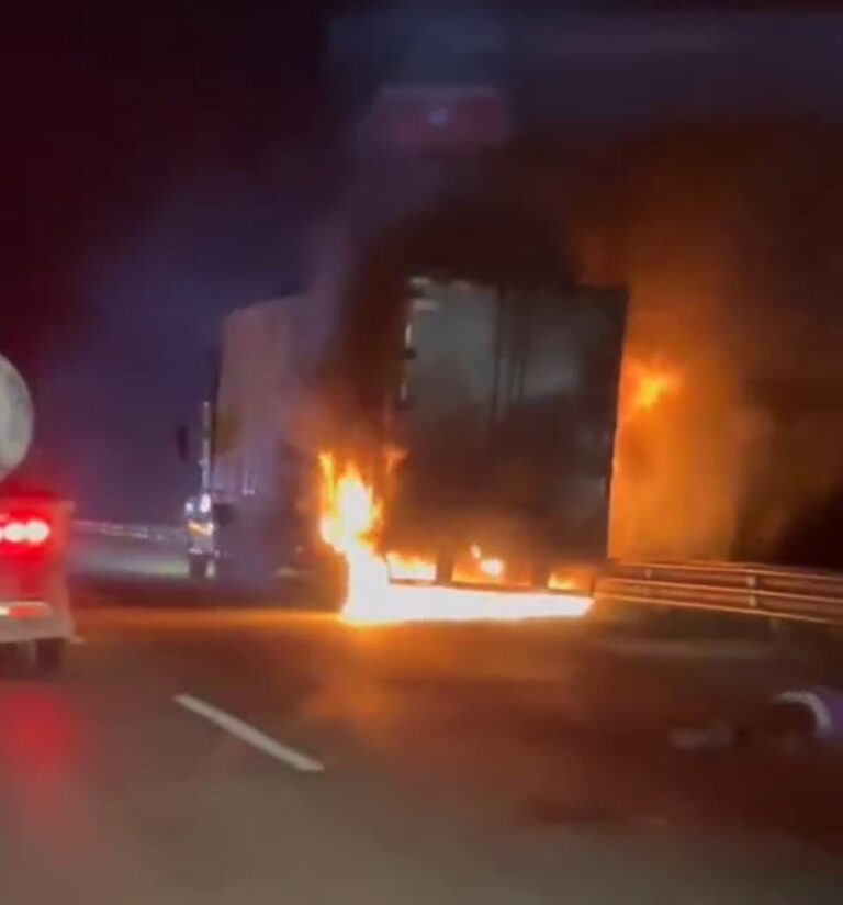 ¡Terror! trailero se resiste a asalto, lo matan y queman su tráiler en la Puebla-Orizaba