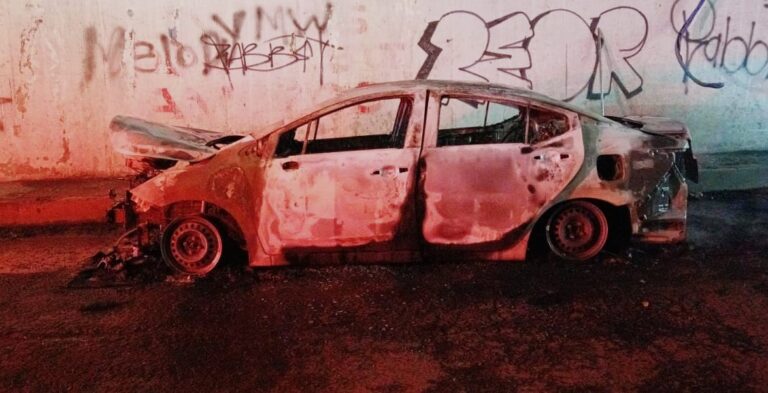 ¡Violencia imparable! Calcinan vehículo con cadáver en la cajuela en Amozoc