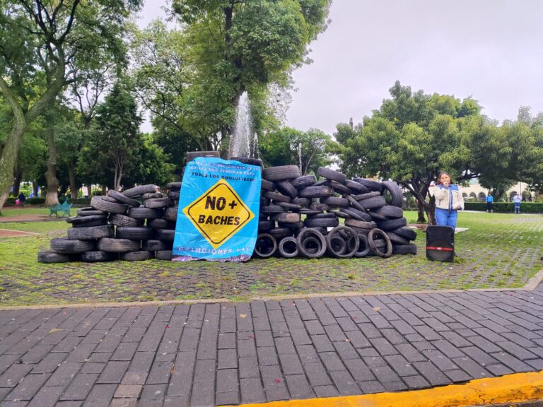 Hartos de baches y abandono del gobierno de Tonantzin, ponen pirámide de llantas ponchadas en Cholula 