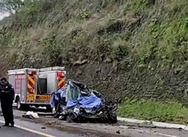 Por querer rebasar, una familia entera murió en la Siglo XXI