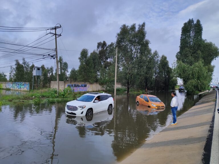 Personas atrapadas en inundación de lateral del Periférico Ecológico en Coronango