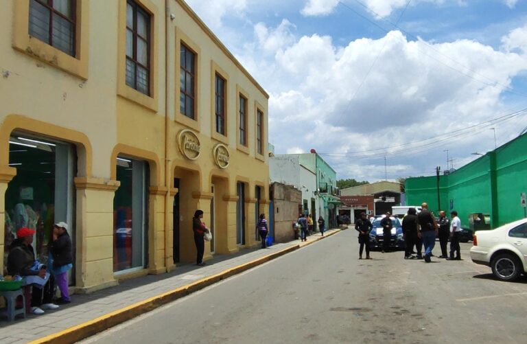 Comando armado golpea a locatarios del mercado de Cholula (VIDEO)