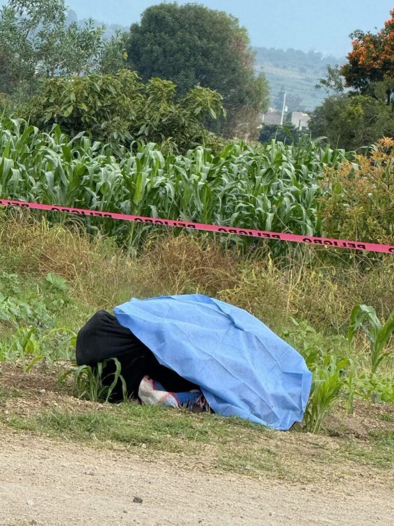 Aparece encobijado frente a puesto de carnitas en Nealtican