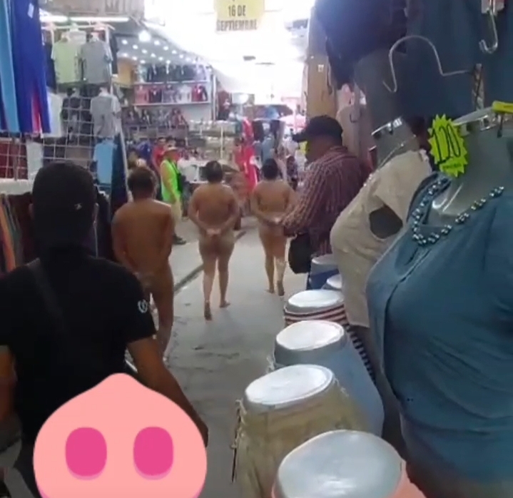 Desnudan y rapan a tres rateras en tianguis de San Martín Texmelucan