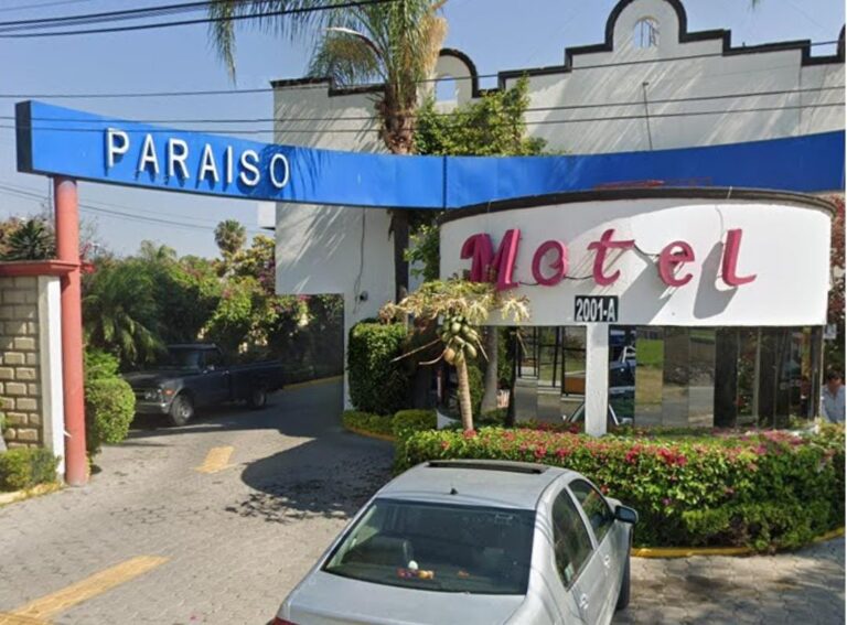 Entra con ella a motel pero la deja, muerta