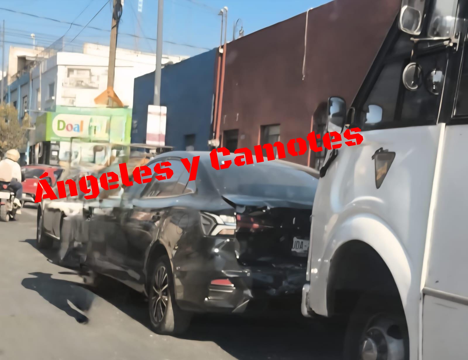 Lo quieren asaltar y choca contra dos autos