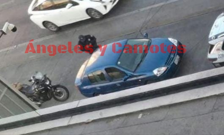 Rafaguean un auto en la Vía Atlixcáyotl, conductor escapó 