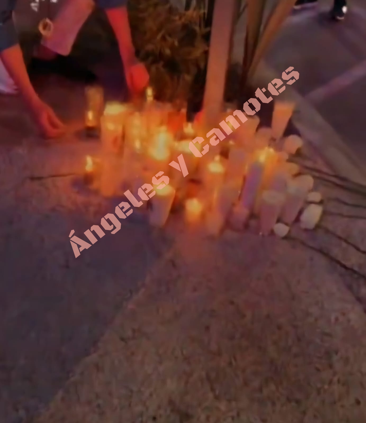 Después de la masacre colocan veladoras frente al bar Sala de Despecho