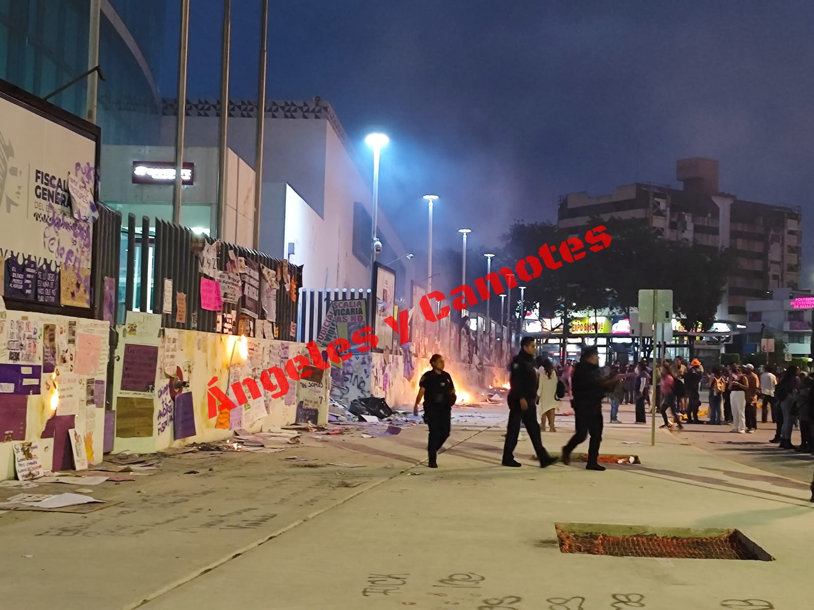 Feministas lo vuelven a hacer, vandalizan inmuebles y prenden fuego