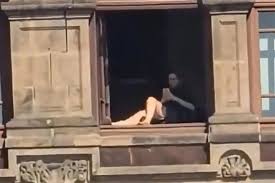 Sheinbaum confirma que mujer tomó sol en balcón de Palacio