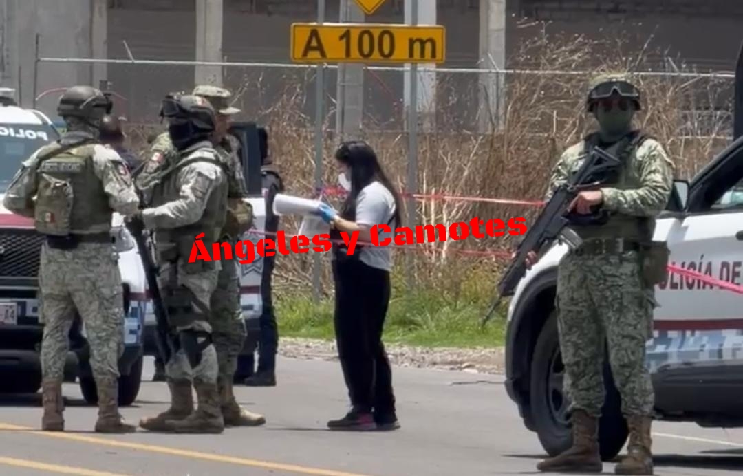 Criminales abandonan encobijado en carretera a Canoa 