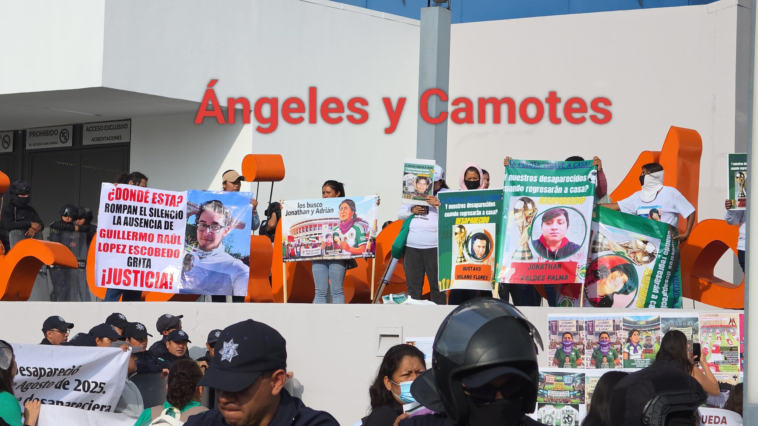 Entre vallas y policías, madres imploran ayuda al Estado