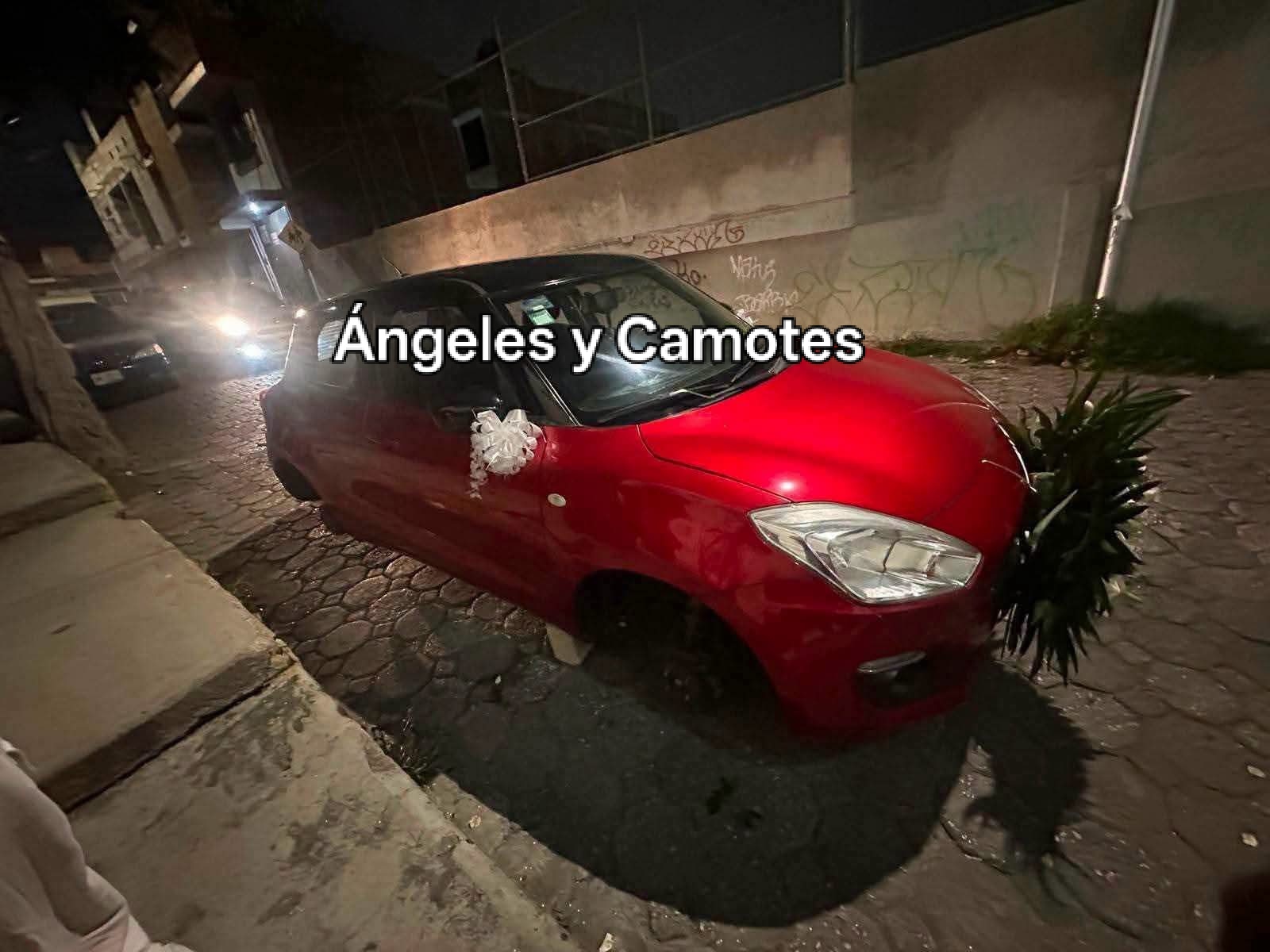 Desvalijan auto de novios que celebraban su boda en la Romero Vargas