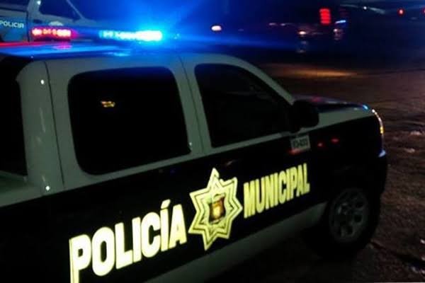 Policías de Ocoyucan escoltan retroexcavadora robada