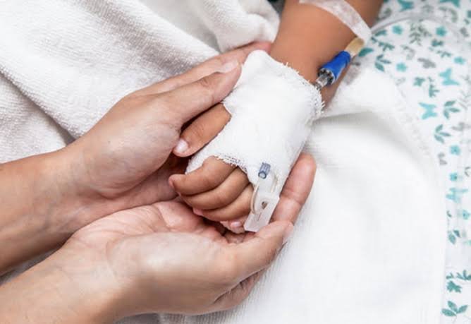 Lo castiga por orinarse en la cama y le provoca parálisis